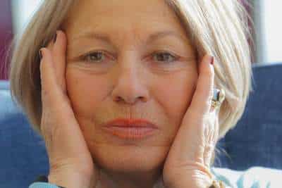 Aeltere Frau mit faltigem Gesicht