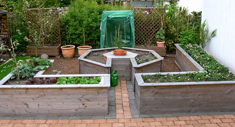 Ein Hochbeet im Garten