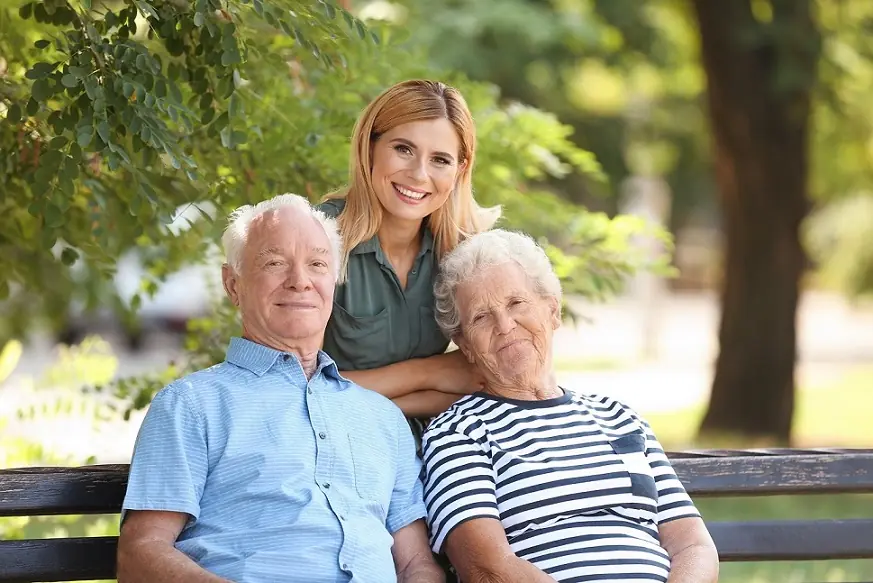 Glückliche ältere Menschen in Seniorenheimen in Polen