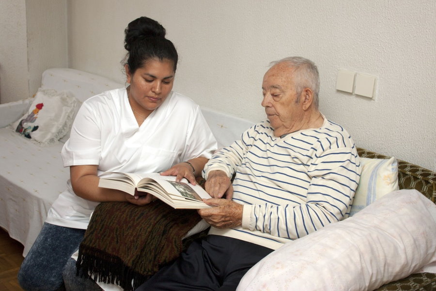 Im Alter pflegebedürftig - zu Hause oder im Heim