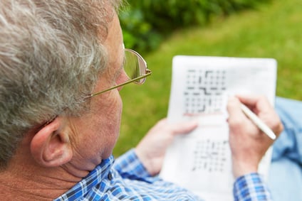 Senior beim Rätseln