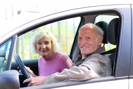 Glückliche Senioren im Auto 