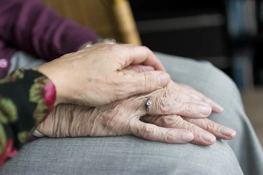 Fortschritte in der Alzheimer-Forschung: Bluttests als Hoffnungsträger für die Früherkennung 1 Zwei Hände liegen auf dem Schoss